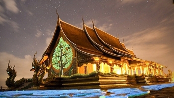 du khach keo nhau den xem ngoi den phat sang tren dinh doi o thai lan